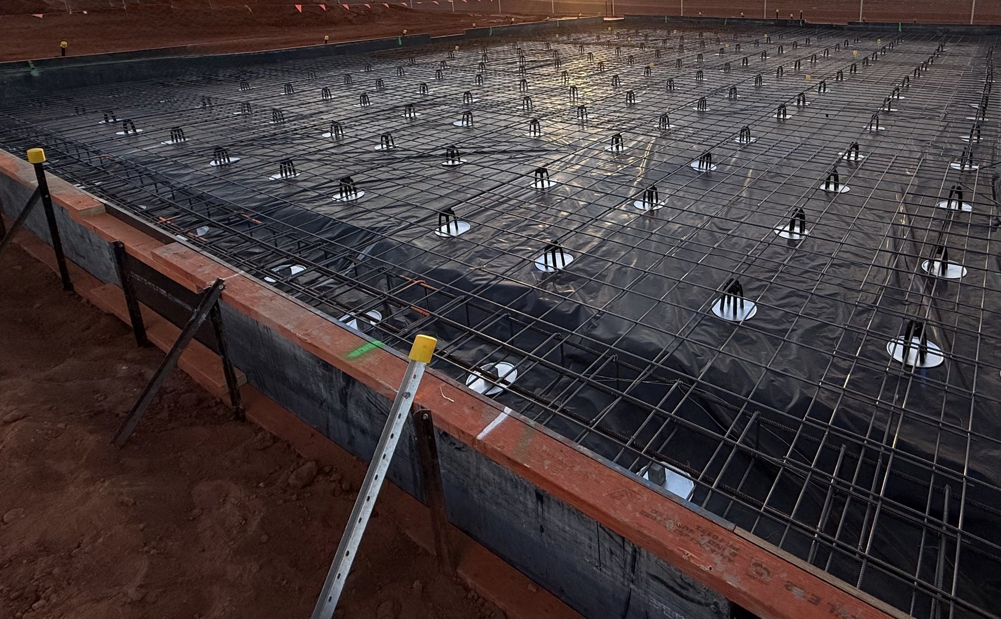 Large pad with vapour membrane, top mesh and chairs set out